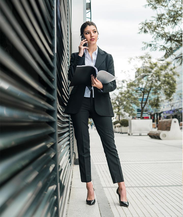 Profesional en Bogotá representando a los participantes del curso de inmersión en inglés